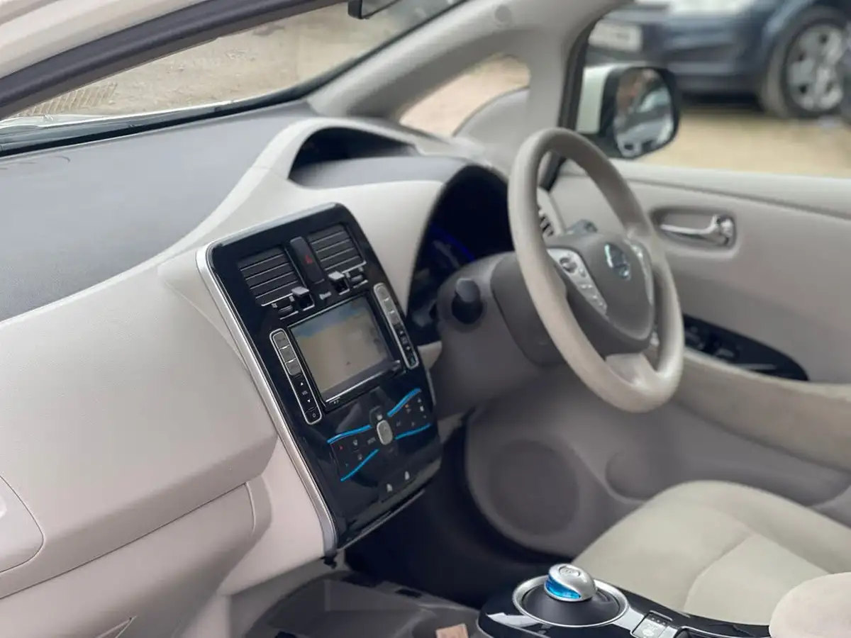 2013-nissan-leaf-e-auto-big-12