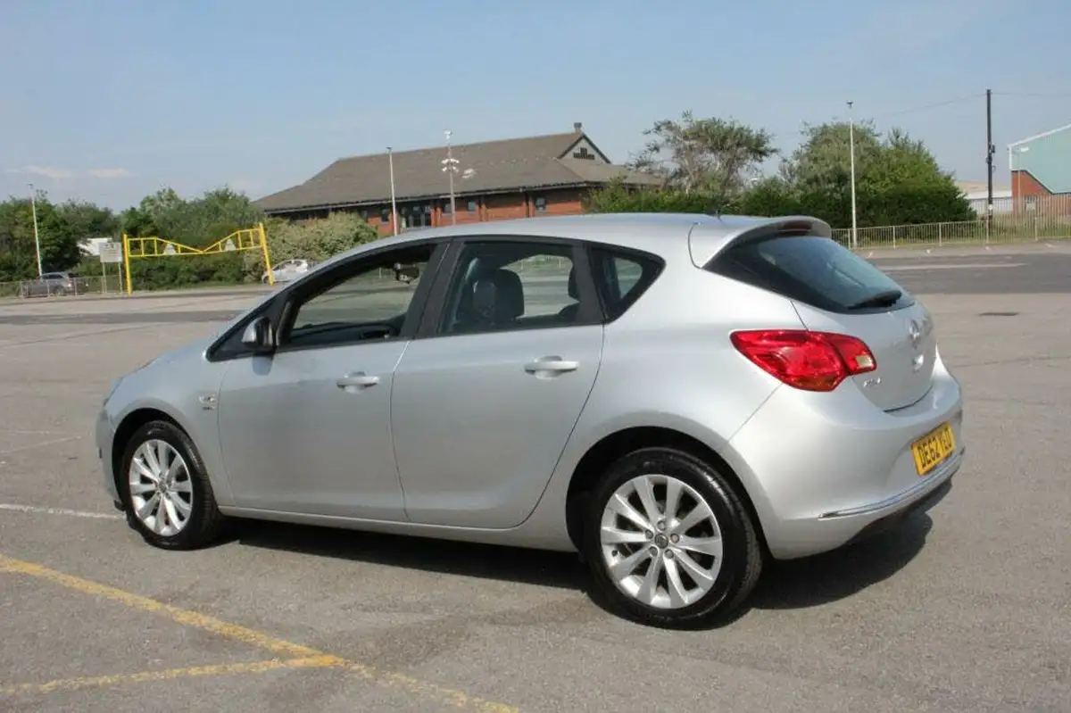 2012-vauxhall-astra-16-active-16v-vvt-big-9