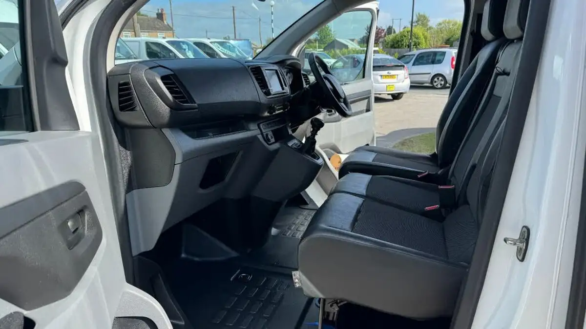 2021-peugeot-expert-15-bluehdi-professional-compact-1000-eu6dt-e-big-28