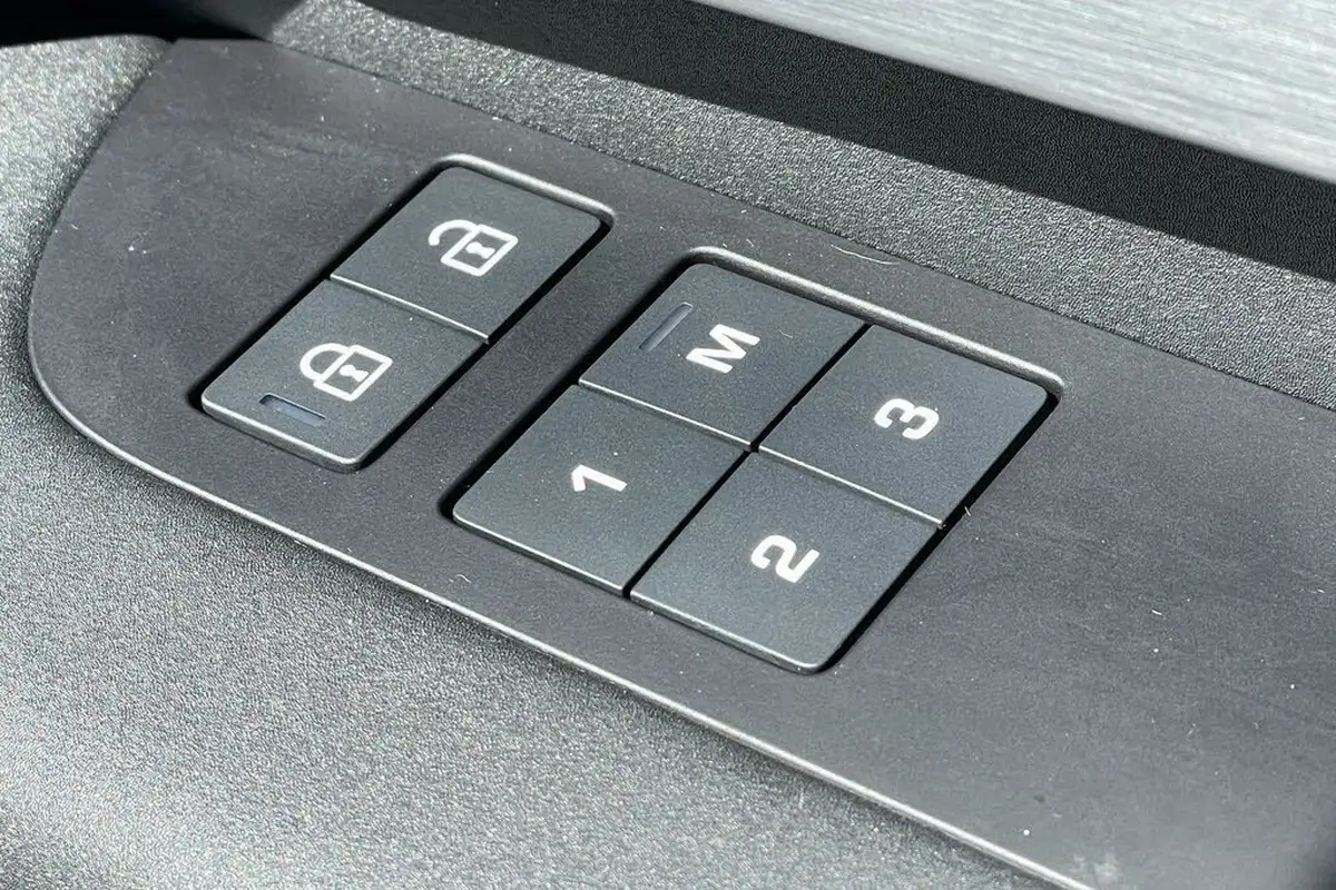 2024-land-rover-discovery-30-d350-dynamic-hse-big-57