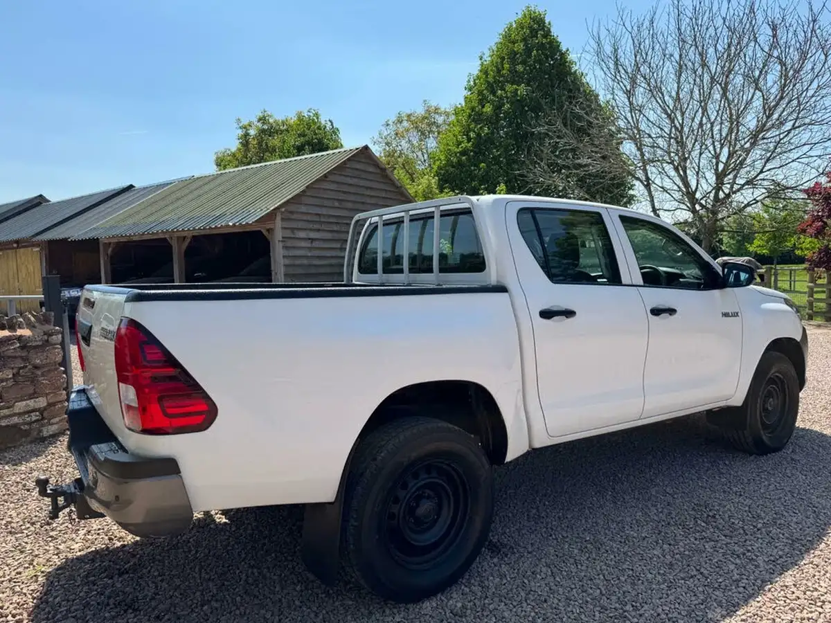 2019-toyota-hi-lux-24d-4d-active-150hpeu6dt-e-32t-double-pick-up-big-3