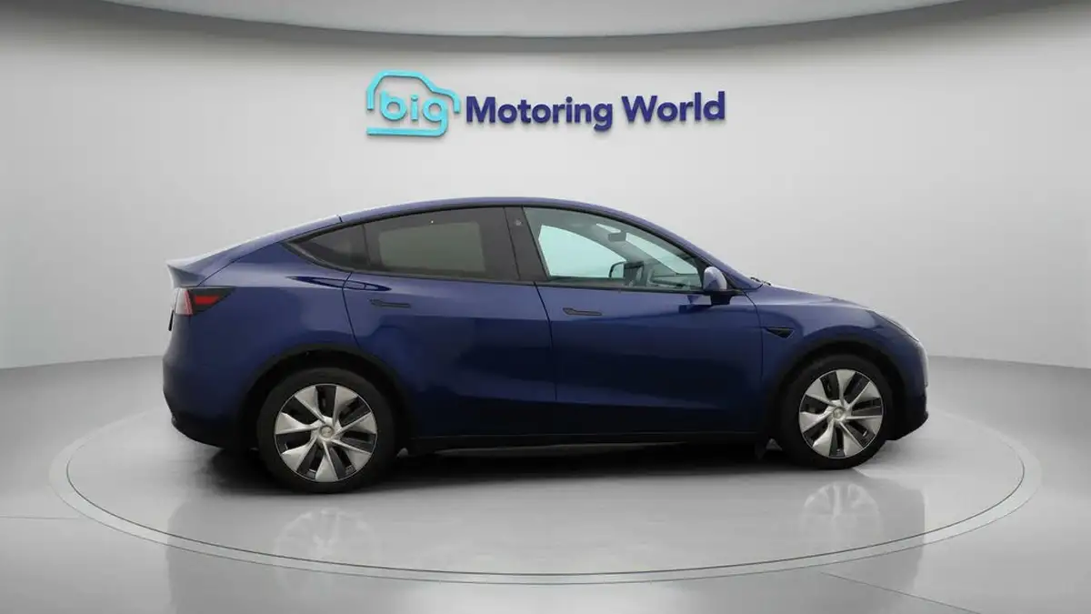 2022-tesla-model-y-e-long-range-big-8