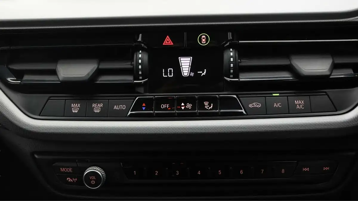 2021-bmw-1-series-15-118i-se-lcp-big-11