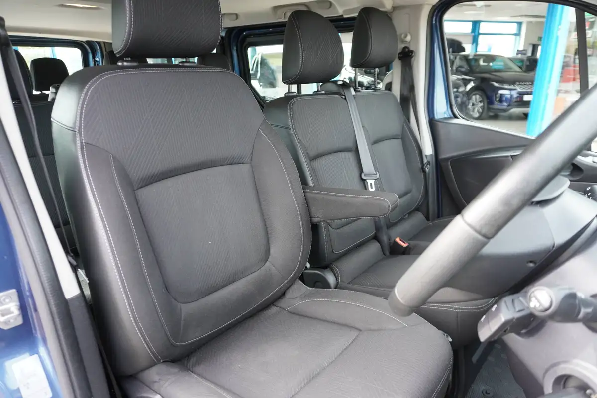 2020-renault-trafic-passenger-20dci-ll30-170-sport-nav-big-8