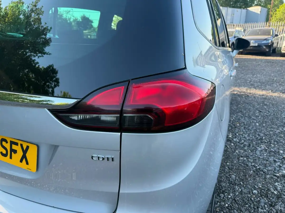 2012-vauxhall-zafira-tourer-20cdti-sri-big-41