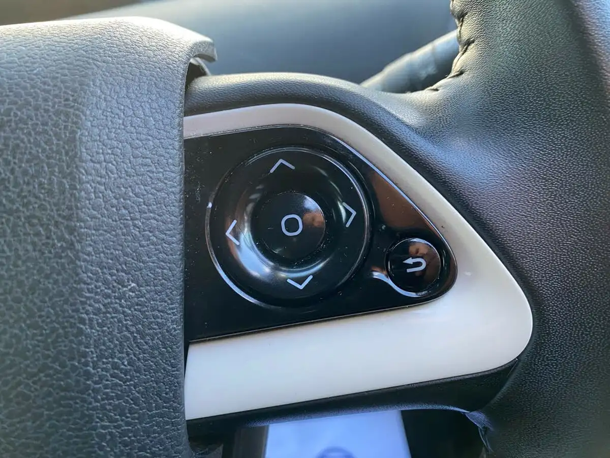 2016-toyota-prius-big-33