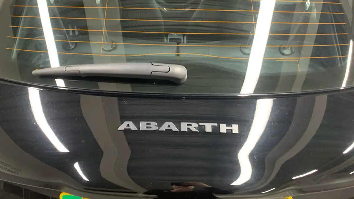 2024-abarth-500-e-500e-big-25