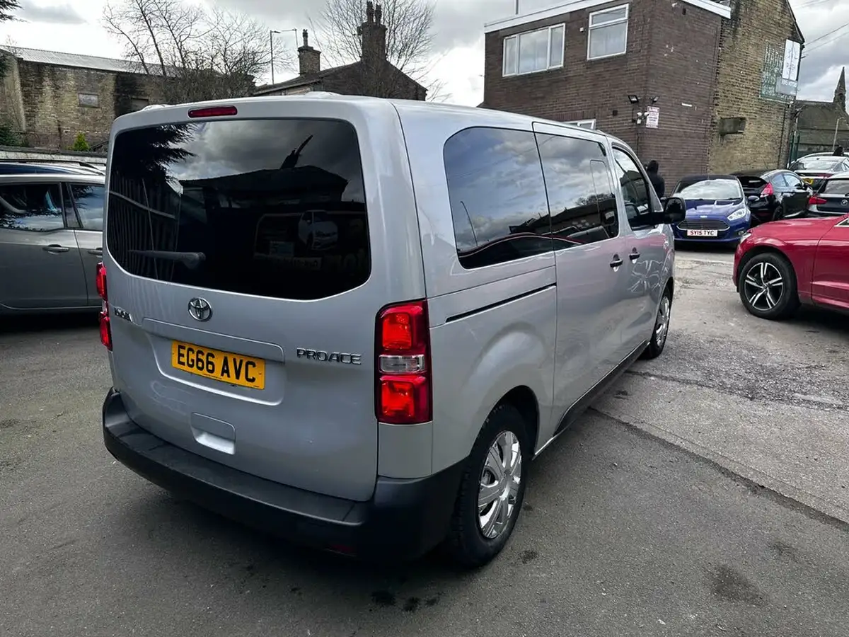 2017-toyota-proace-verso-16d-shuttle-big-10