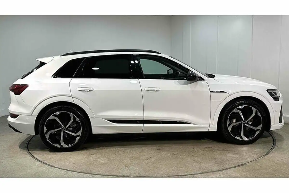 2022-audi-e-tron-50e-black-edition-station-wagon-big-4