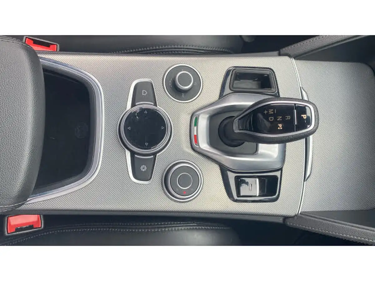 2022-alfa-romeo-stelvio-20-veloce-big-39