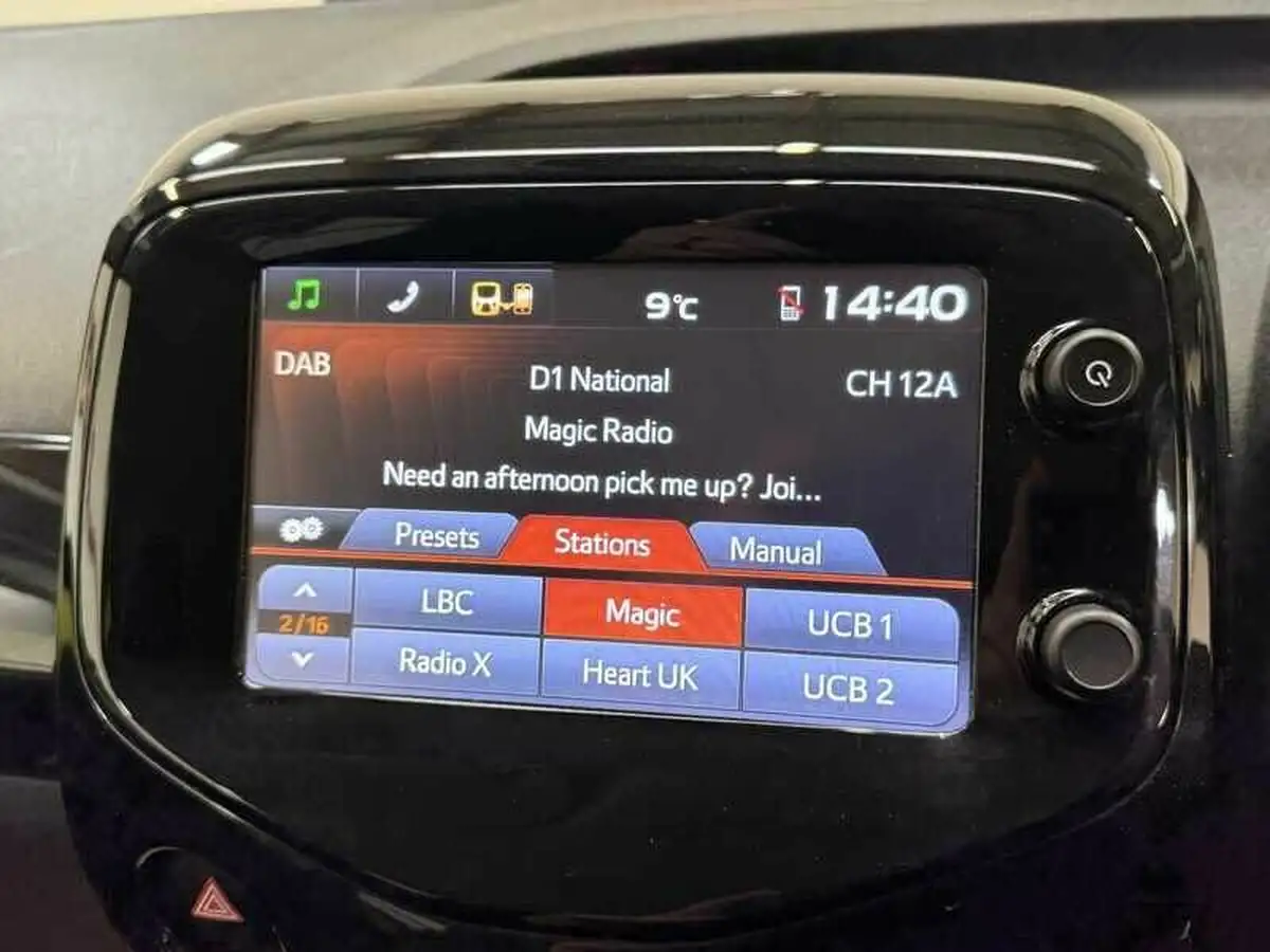 2017-toyota-aygo-10-vvt-i-x-cite-3-bi-tone-yellow-5d-big-20