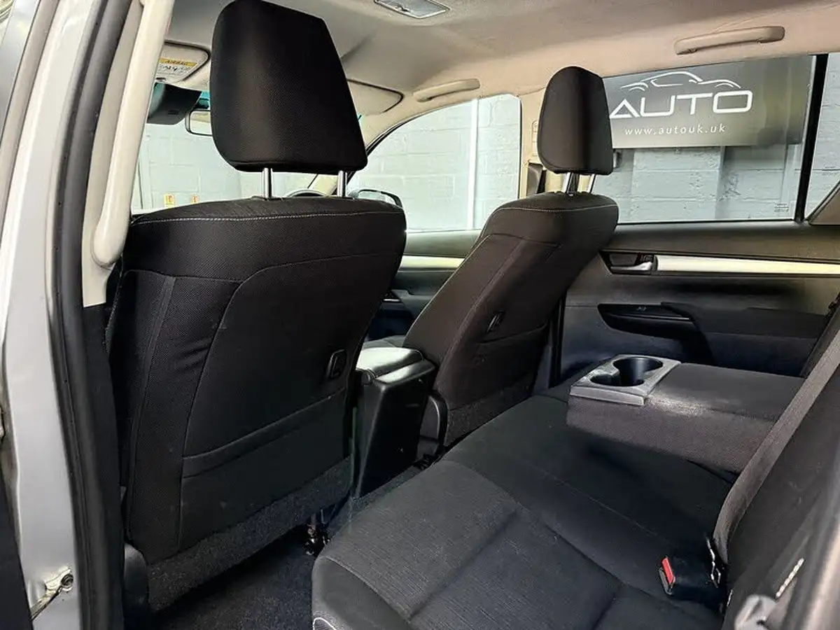 2018-toyota-hi-lux-24d-invincible-ss-auto-big-39