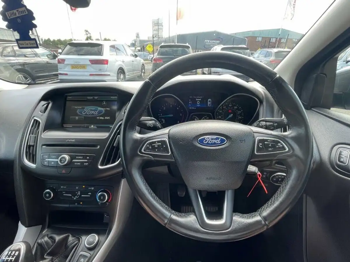 2015-ford-focus-15tdci-zetec-120ps-hatchback-big-16