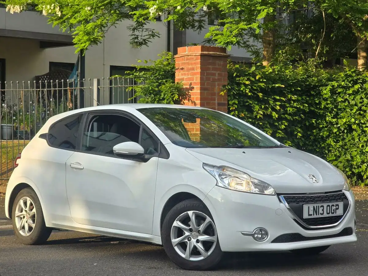 2013-peugeot-208-12-active-3d-big-3