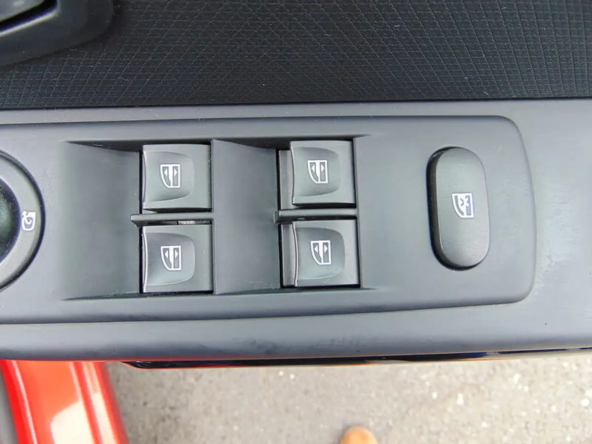 2016-renault-clio-09-tce-dynamique-s-nav-big-24