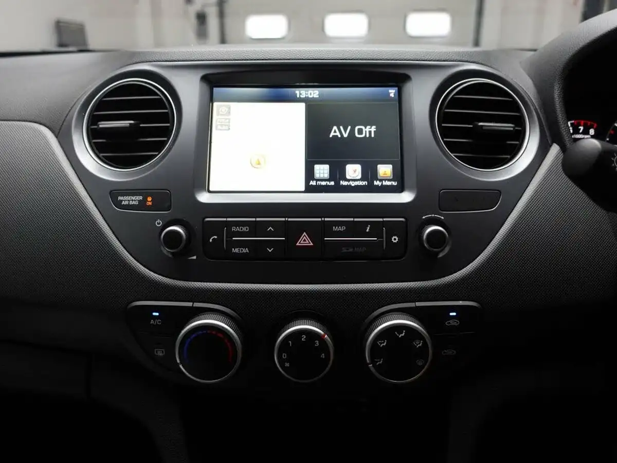 2019-hyundai-i10-10-play-big-23