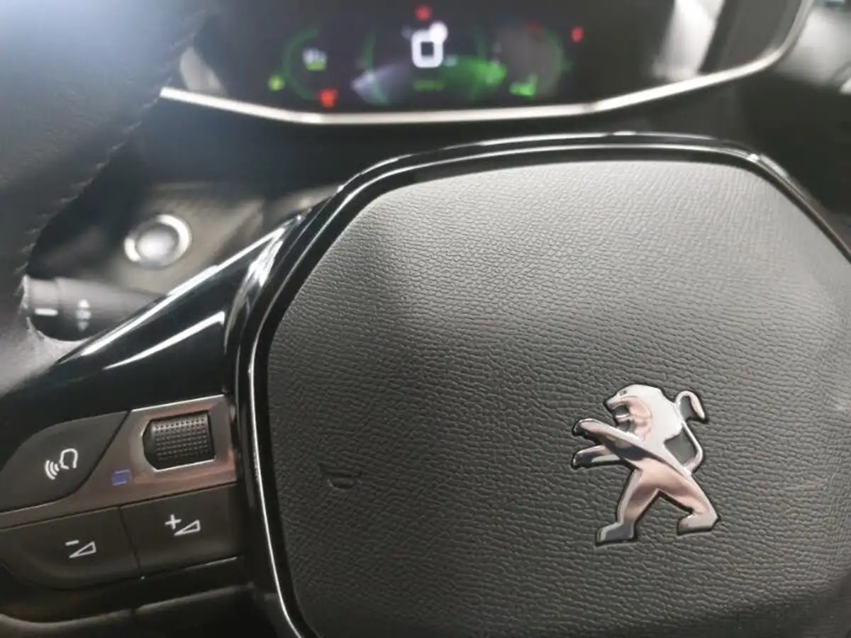 2023-peugeot-208-12-puretech-allure-premium-100ps-big-16