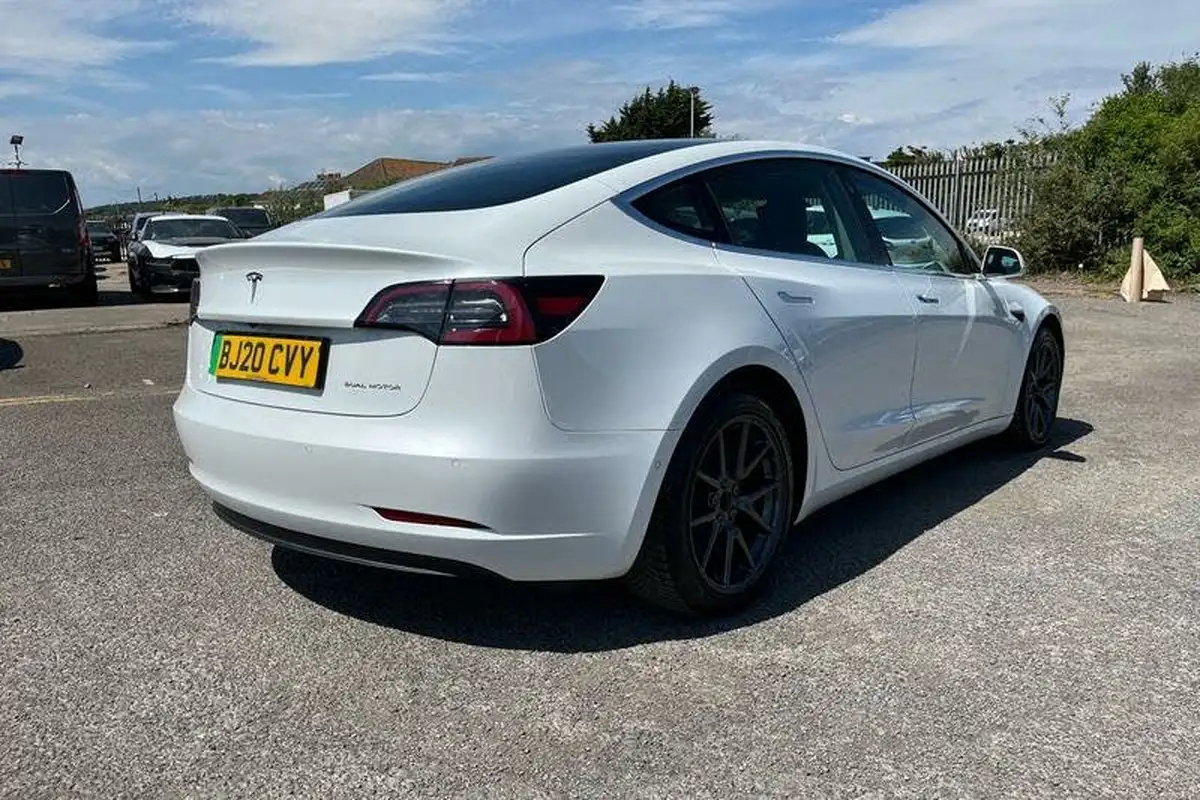 2020-tesla-model-3-e-long-range-big-39