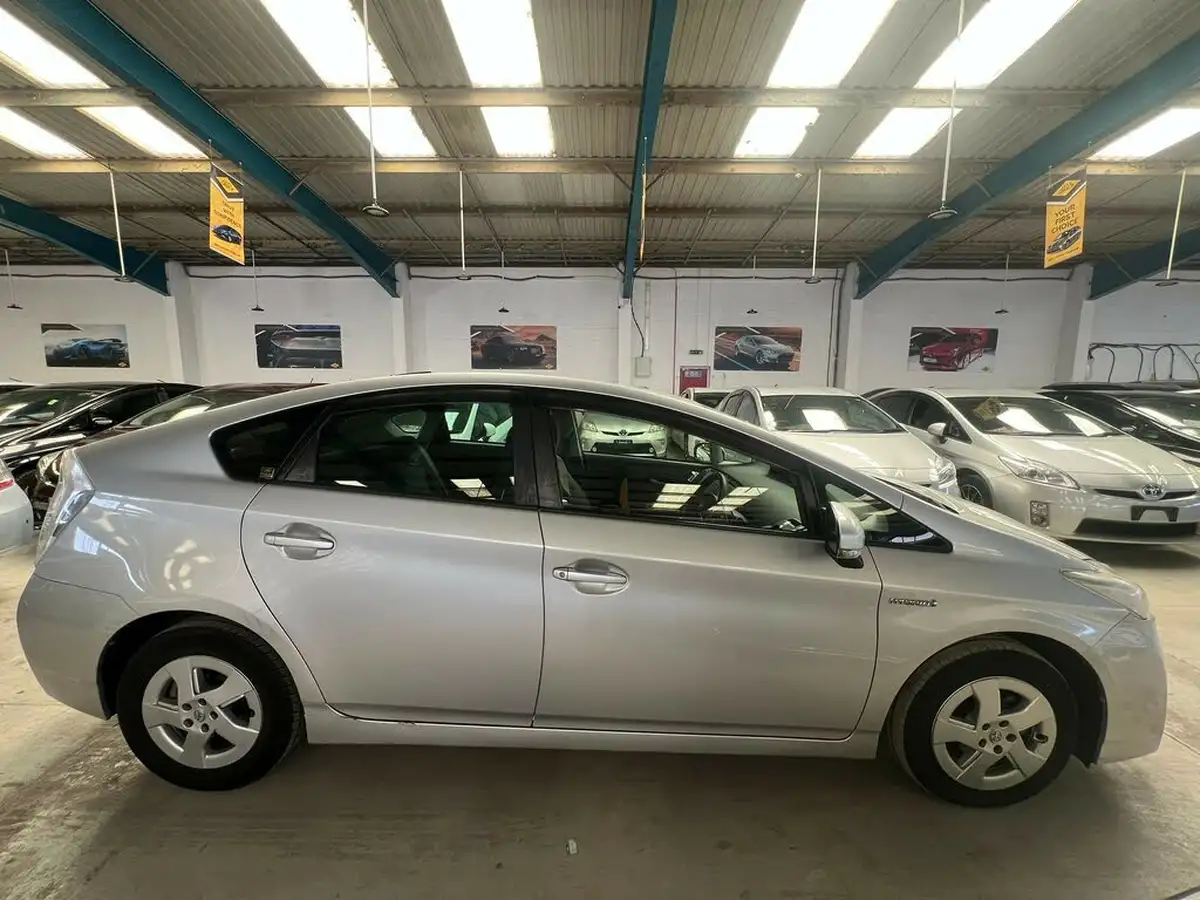 2010-toyota-prius-big-10