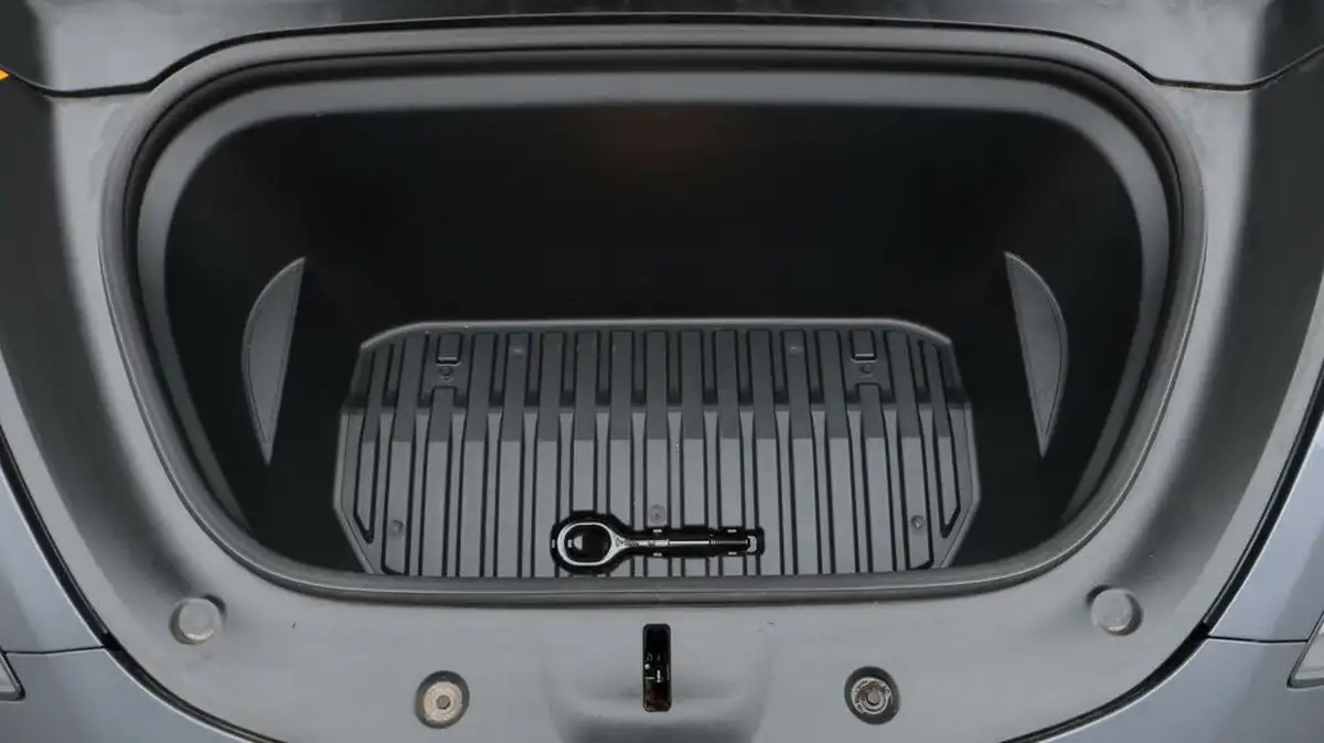 2022-tesla-model-y-e-long-range-big-19