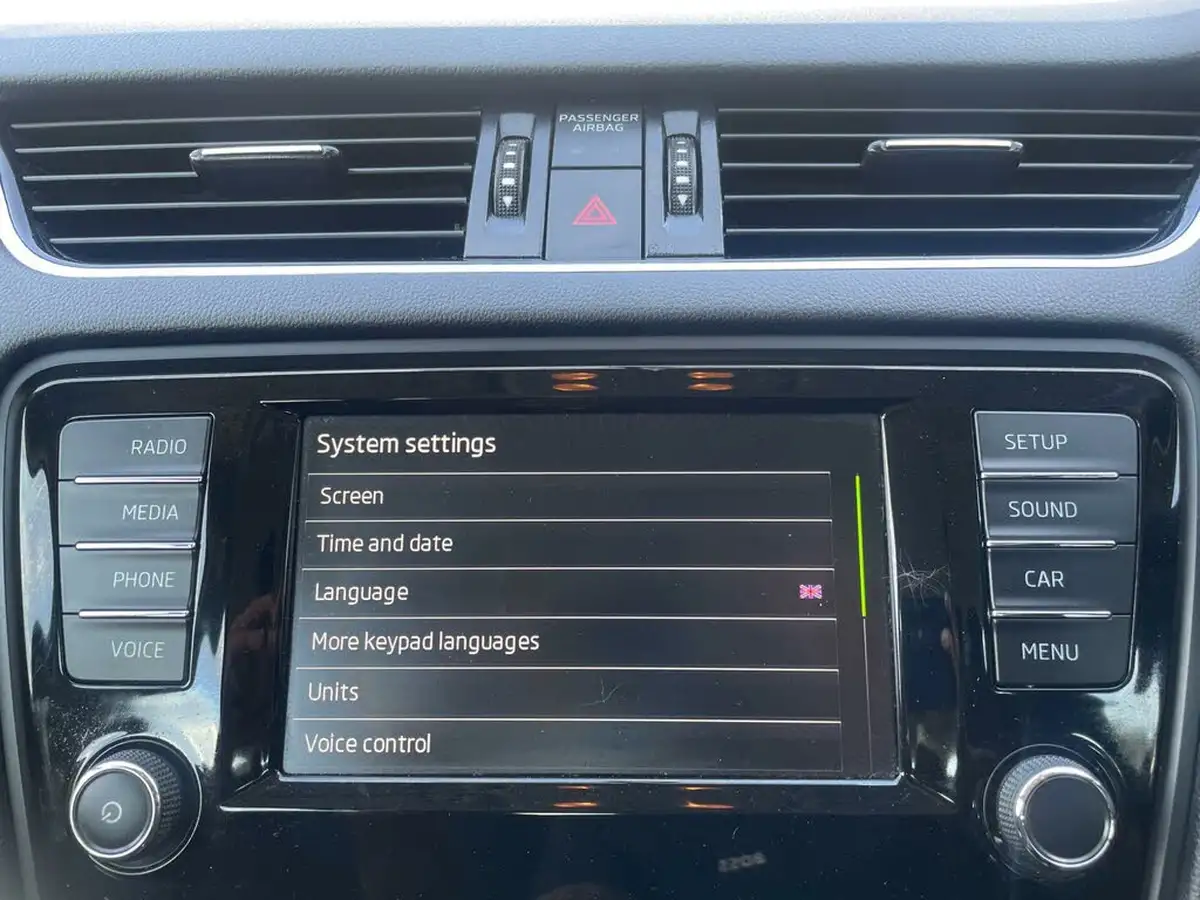 2016-skoda-octavia-20tdi-se-estate-big-54
