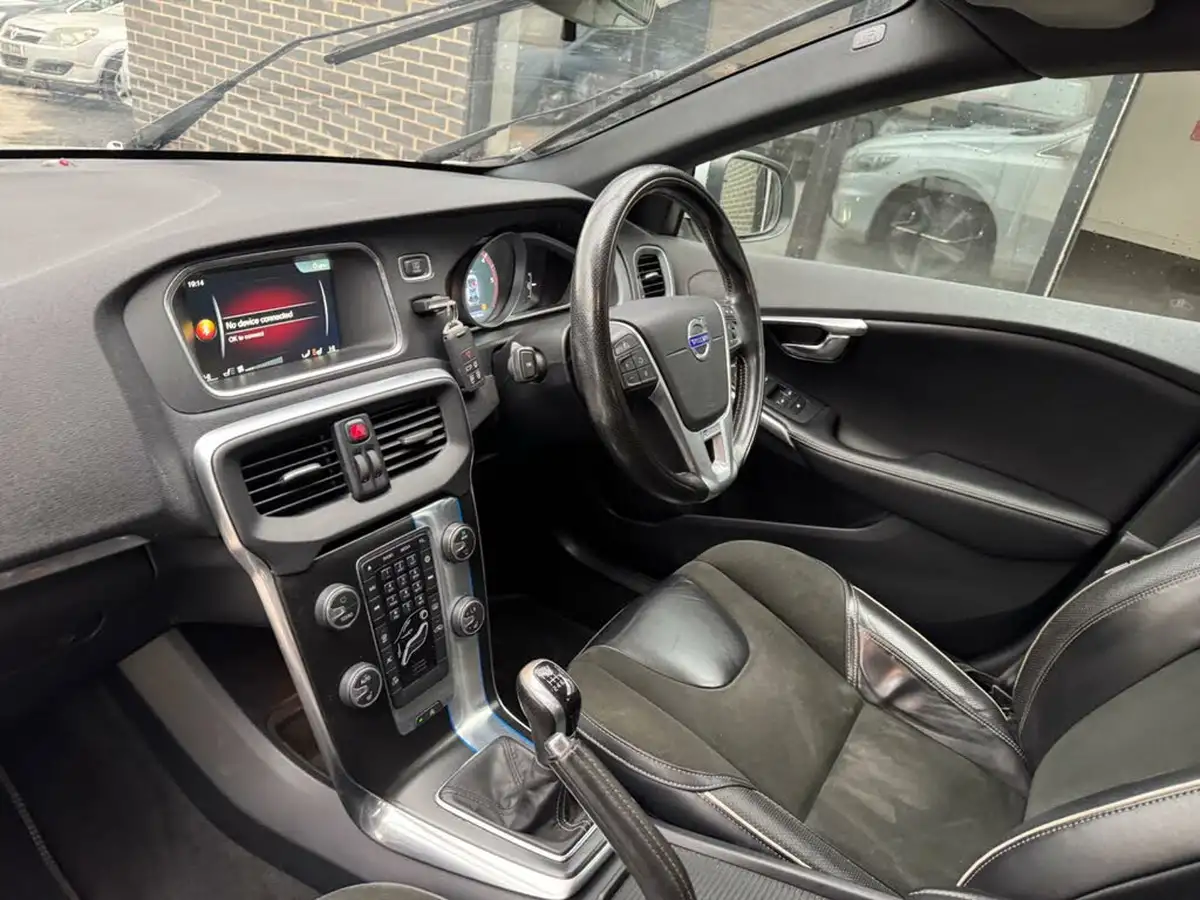 2016-volvo-v40-20td-d3-r-design-nav-big-16