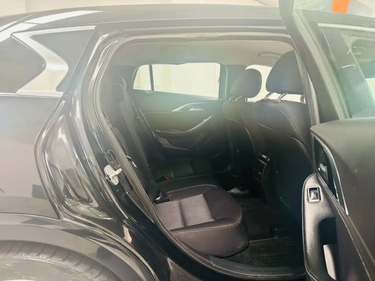 2016-infiniti-q30-15d-se-big-16