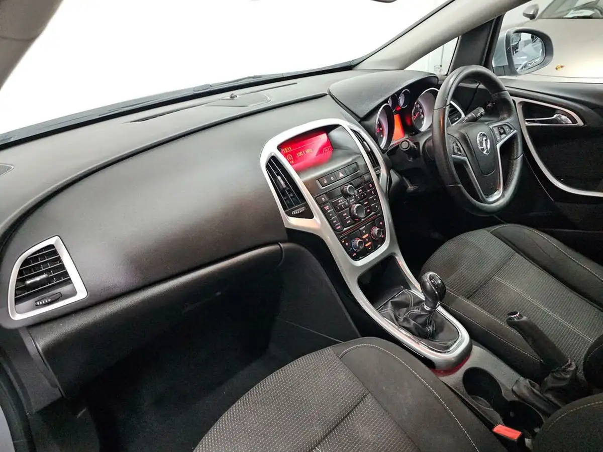 2013-vauxhall-astra-14-sri-turbo-140ps-1364cc-big-17