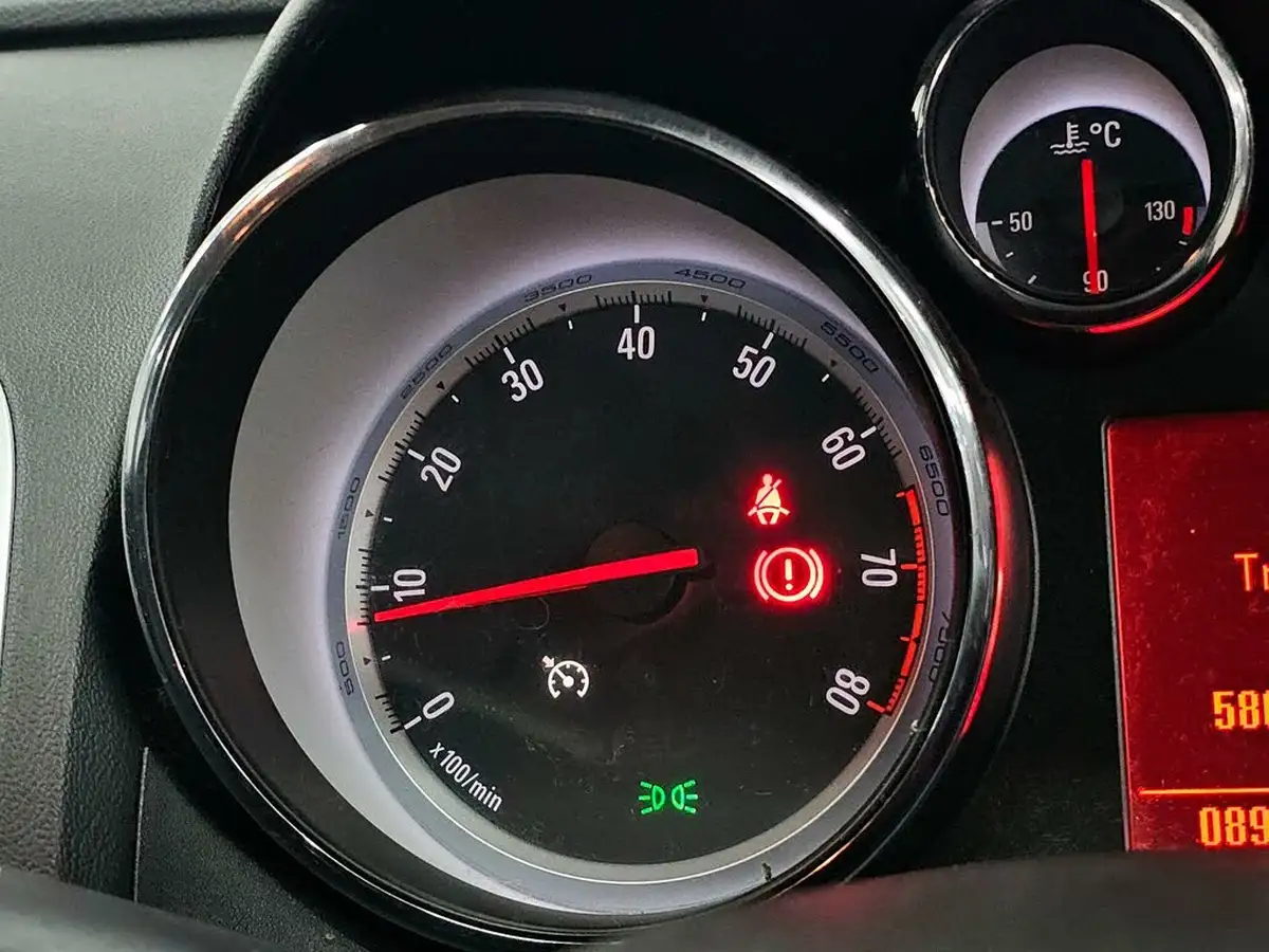 2013-vauxhall-astra-14-sri-turbo-140ps-1364cc-big-45