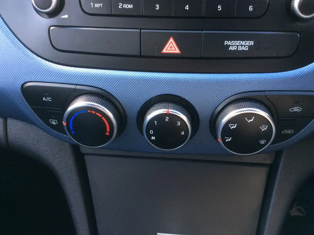 2016-hyundai-i10-10-blue-drive-premium-big-15