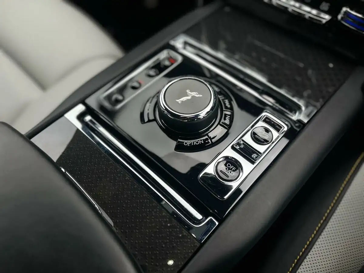 2020-rolls-royce-cullinan-675-black-badge-big-27