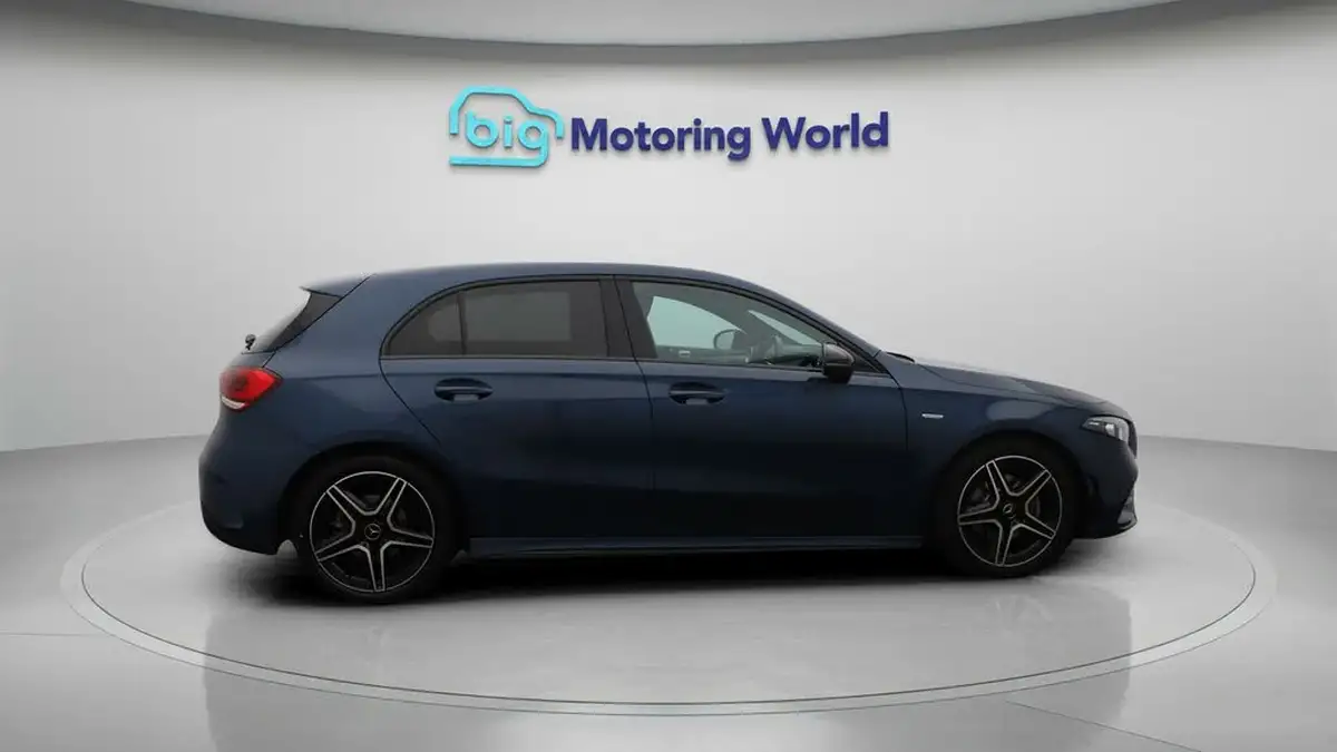 2022-mercedes-benz-a-class-13-a180-amg-line-executive-edition-hatchback-5d-7g-dct-big-8