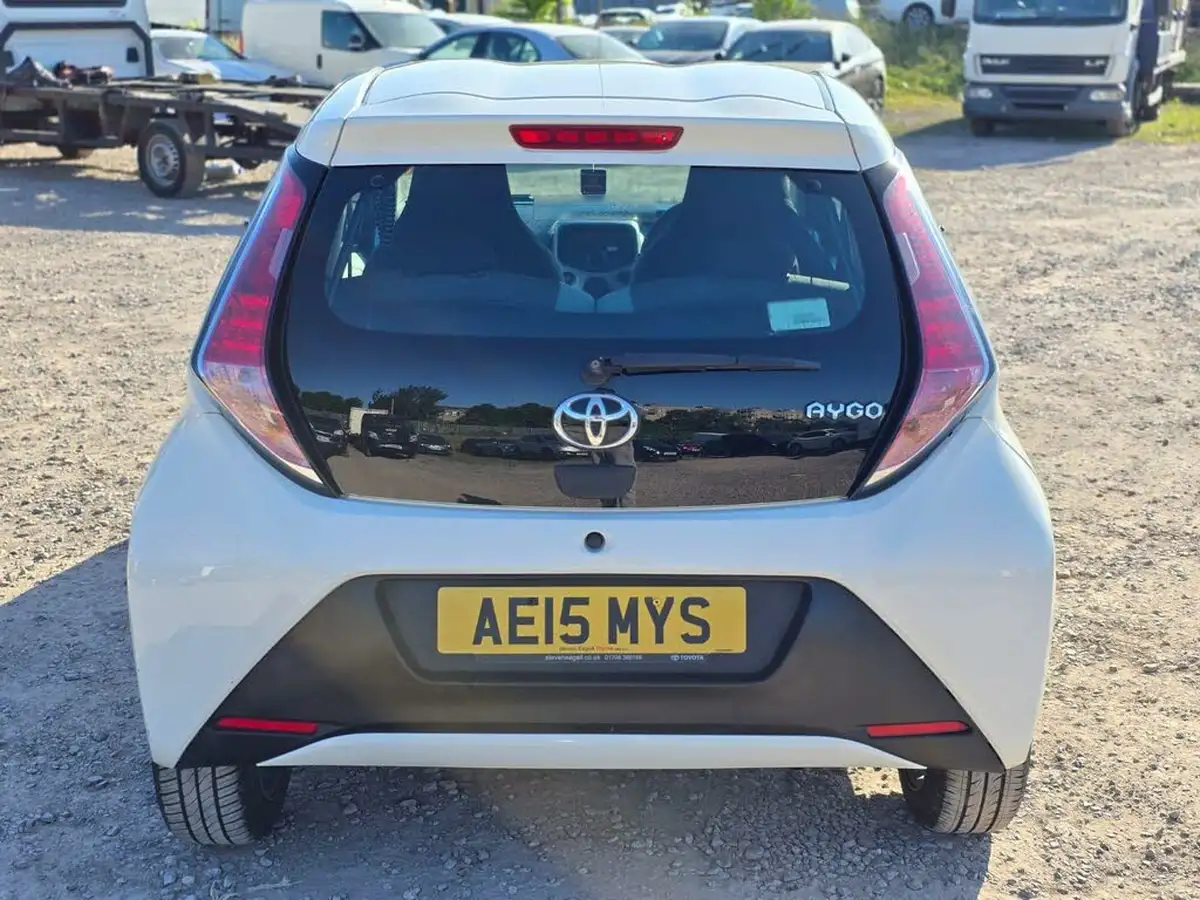 2015-toyota-aygo-10-vvt-i-x-play-5d-x-shift-big-8