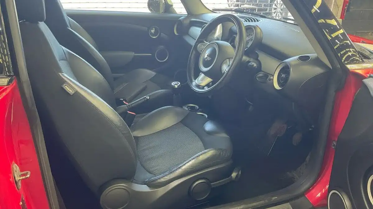 2010-mini-cooper-16-cooper-122bhp-hatchback-3d-big-6