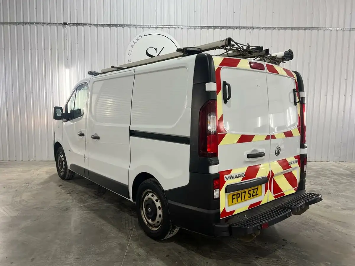 2017-vauxhall-vivaro-16cdti-2900-l1h1-95pseu6-ss-ecoflex-panel-van-big-3