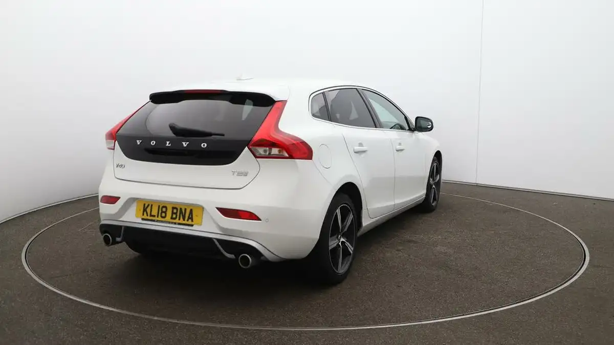 2018-volvo-v40-15-t2-r-design-nav-plus-big-55