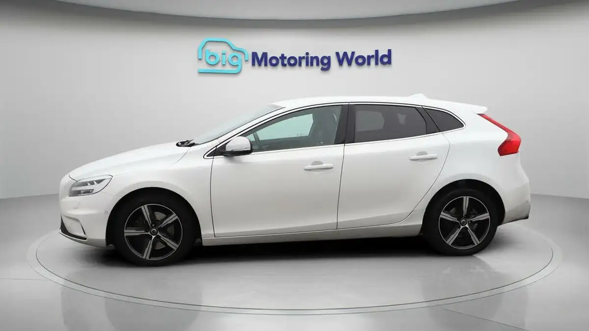 2018-volvo-v40-15-t2-r-design-nav-plus-big-3