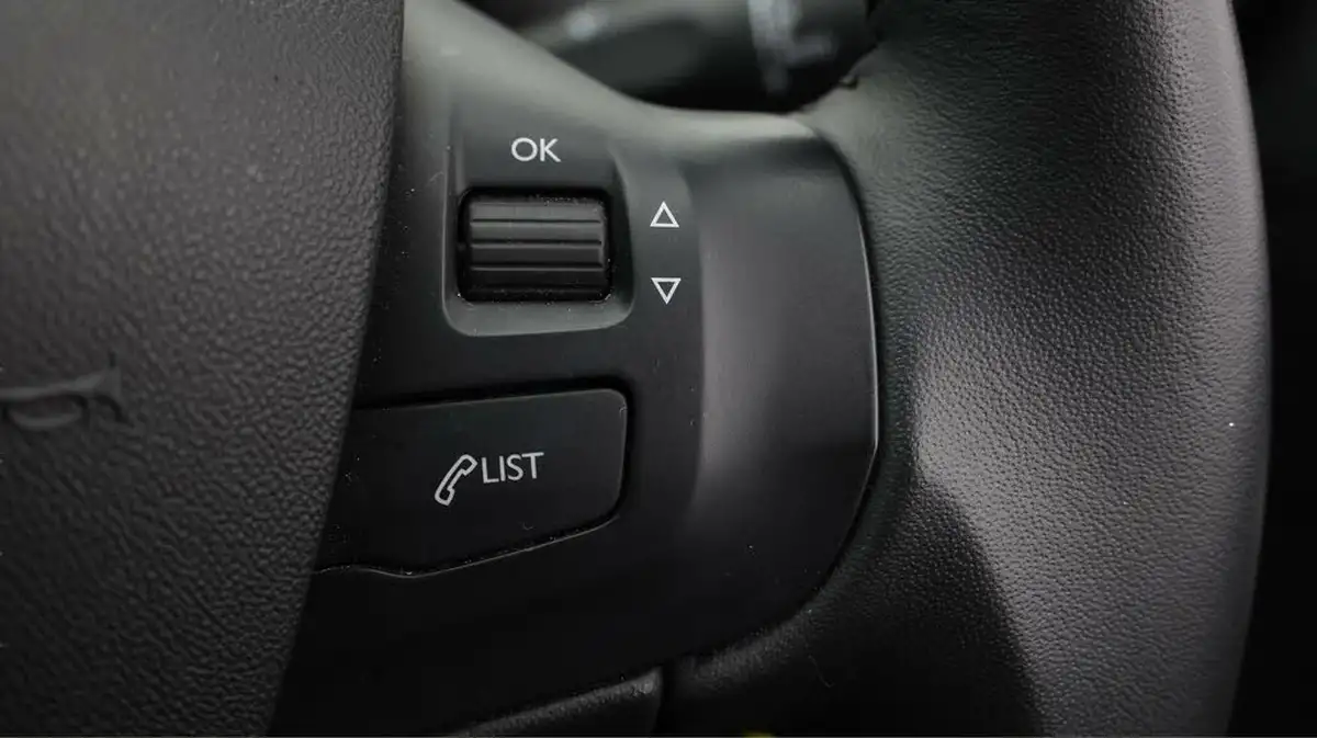 2019-peugeot-208-12-puretech-signature-big-22