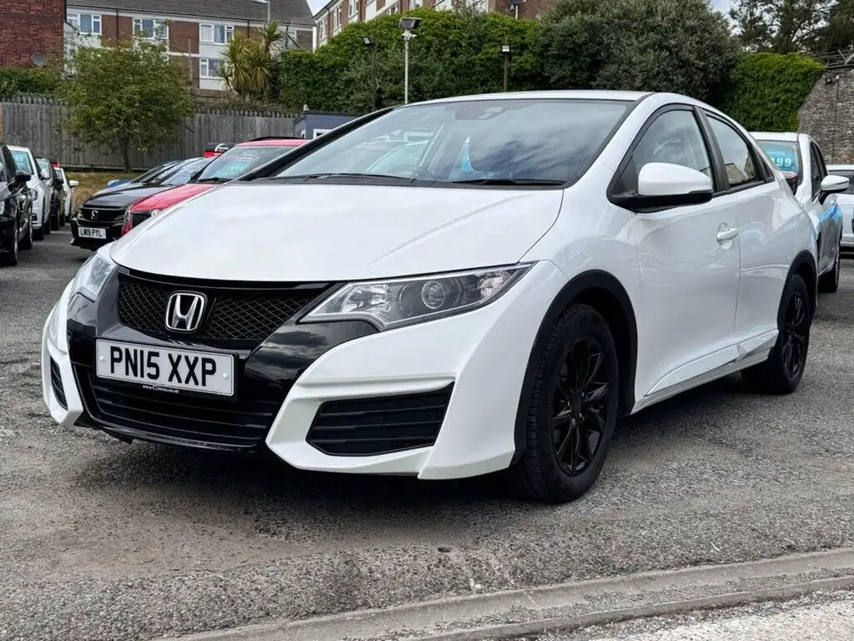 2015-honda-civic-18-s-1-cd-hatchback-big-3