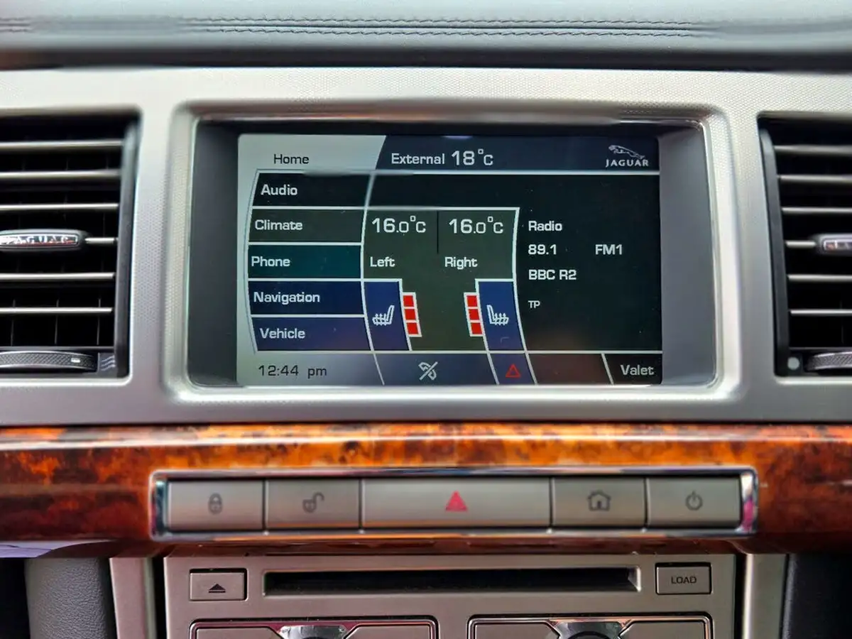 2010-jaguar-xf-30-premium-luxury-big-4