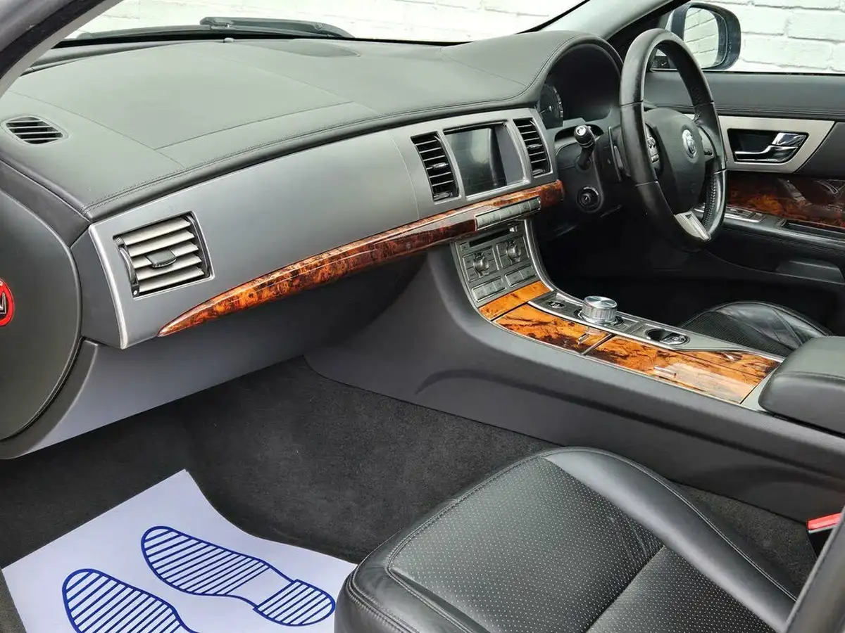 2010-jaguar-xf-30-premium-luxury-big-28