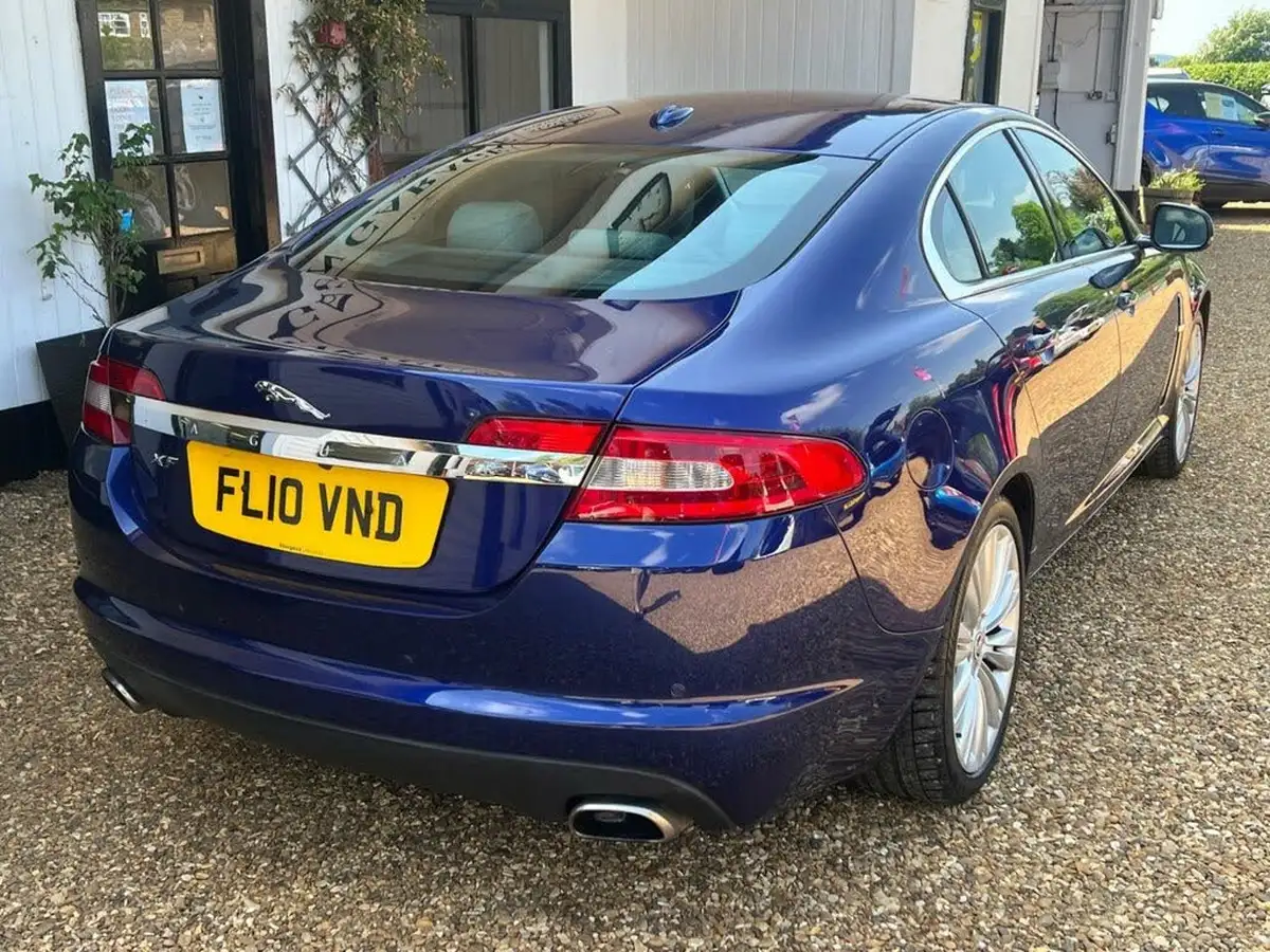 2010-jaguar-xf-30-luxury-big-6