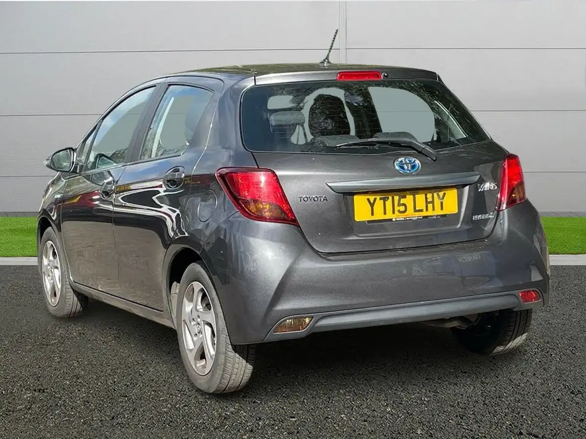 2015-toyota-yaris-15-vvt-i-icon-hybrid-big-4