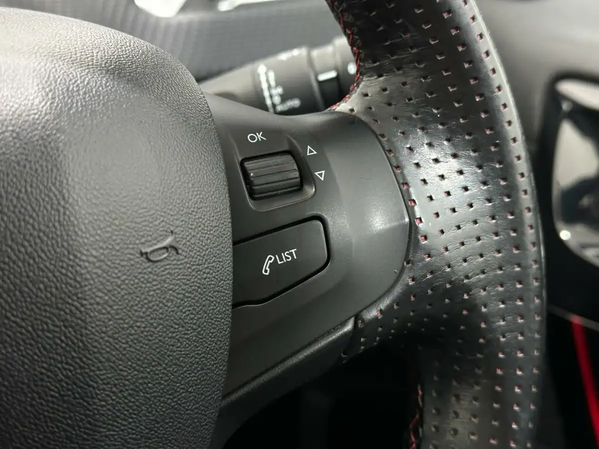 2016-peugeot-208-12-puretech-gt-line-5d-big-13