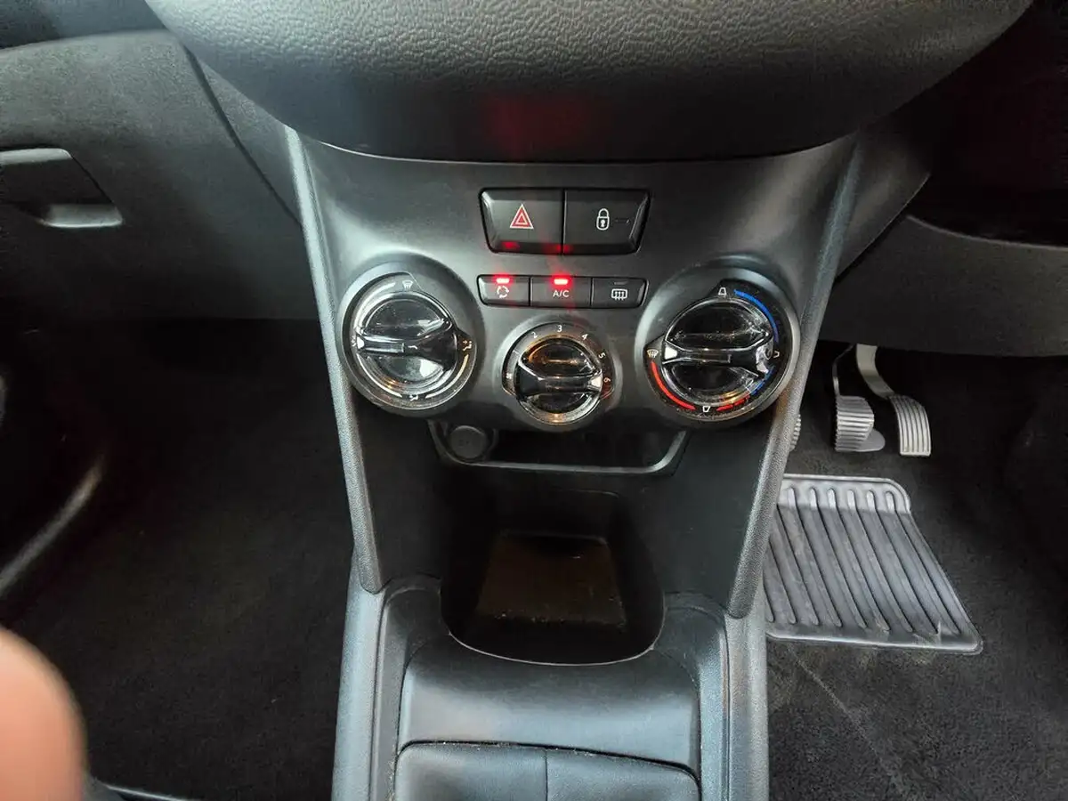 2012-peugeot-208-12-access-5d-big-24