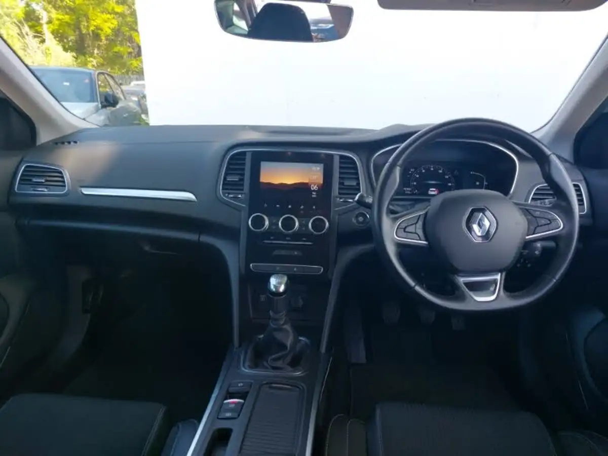 2021-renault-megane-13-tce-iconic-sport-tourer-big-2
