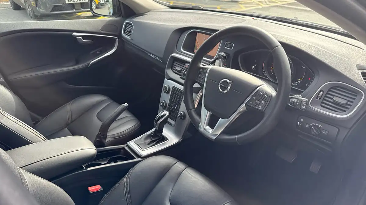 2017-volvo-v40-15-t3-cross-country-pro-big-10