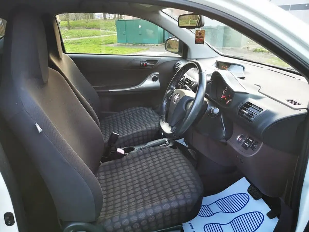 2010-toyota-iq-10-2-multidrive-big-13
