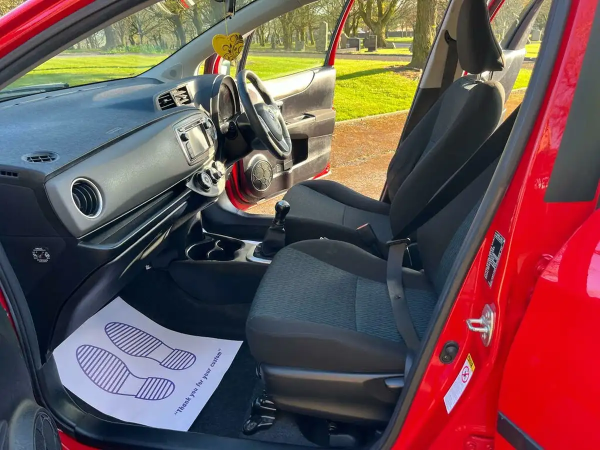 2012-toyota-yaris-10-tr-touch-go-5d-big-11