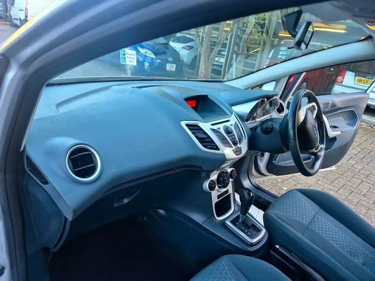 2010-ford-fiesta-14-zetec-96ps-5d-auto-big-13
